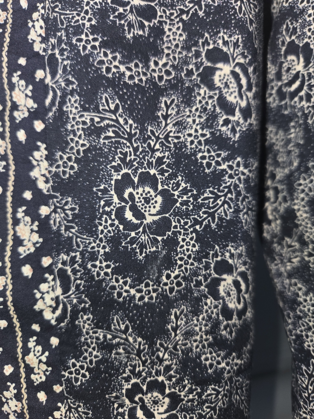 Tribal Navy and Cream Mixed-Print V-Neck Blouse Womens Size Small Petite - Picture 6 of 12